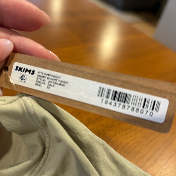 NWT, SKIMS Fits Everybody T-shirt, BLACK, Size 2x - Picture 11 of 13